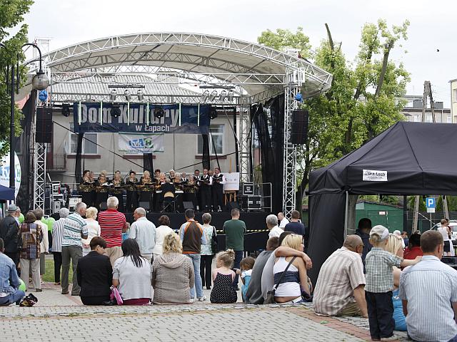 przed Domem Kultury odbył się festyn z okazji Dni Łap, fot.J Barańczuk