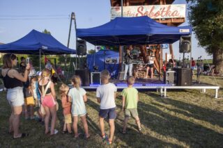 piknik rodzinny na plaży w Uhowie Sobótka 2021