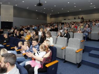 Gala stypendystów Burmistrza Łap. Sala widowiskowa DKLapy.PL