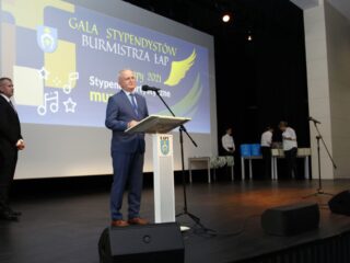 Gala stypendystów Burmistrza Łap. Sala widowiskowa DKLapy.PL