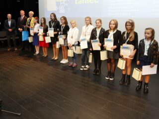 Gala stypendystów Burmistrza Łap. Sala widowiskowa DKLapy.PL