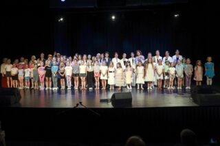 Magia Muzyki to spektakl taneczny, wokalny i instrumentalny przygotowany przez uczestników pracowni nauki gry na skrzypcach i pianinie, nauki śpiewu oraz tańca, prezentujący tegoroczne osiągnięcia uczestników wymienionych pracowni.