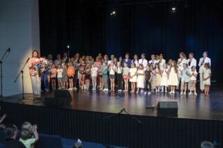 Magia Muzyki to spektakl taneczny, wokalny i instrumentalny przygotowany przez uczestników pracowni nauki gry na skrzypcach i pianinie, nauki śpiewu oraz tańca, prezentujący tegoroczne osiągnięcia uczestników wymienionych pracowni.