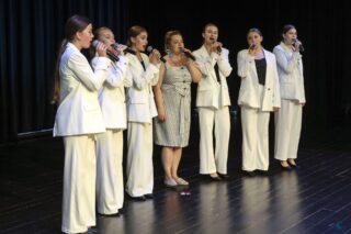 Magia Muzyki to spektakl taneczny, wokalny i instrumentalny przygotowany przez uczestników pracowni nauki gry na skrzypcach i pianinie, nauki śpiewu oraz tańca, prezentujący tegoroczne osiągnięcia uczestników wymienionych pracowni.