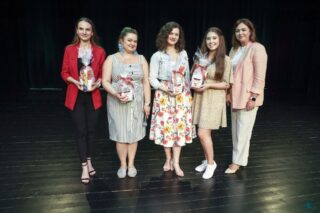 Magia Muzyki to spektakl taneczny, wokalny i instrumentalny przygotowany przez uczestników pracowni nauki gry na skrzypcach i pianinie, nauki śpiewu oraz tańca, prezentujący tegoroczne osiągnięcia uczestników wymienionych pracowni.