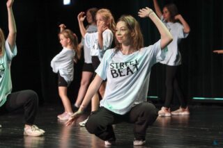 Magia Muzyki to spektakl taneczny, wokalny i instrumentalny przygotowany przez uczestników pracowni nauki gry na skrzypcach i pianinie, nauki śpiewu oraz tańca, prezentujący tegoroczne osiągnięcia uczestników wymienionych pracowni.