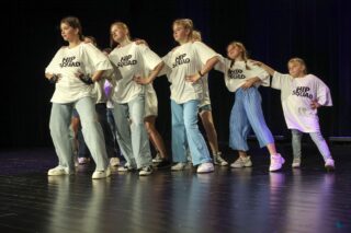 Magia Muzyki to spektakl taneczny, wokalny i instrumentalny przygotowany przez uczestników pracowni nauki gry na skrzypcach i pianinie, nauki śpiewu oraz tańca, prezentujący tegoroczne osiągnięcia uczestników wymienionych pracowni.