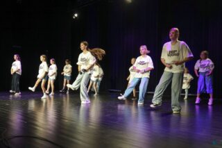 Magia Muzyki to spektakl taneczny, wokalny i instrumentalny przygotowany przez uczestników pracowni nauki gry na skrzypcach i pianinie, nauki śpiewu oraz tańca, prezentujący tegoroczne osiągnięcia uczestników wymienionych pracowni.