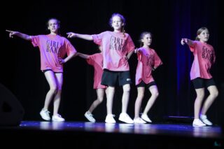 Magia Muzyki to spektakl taneczny, wokalny i instrumentalny przygotowany przez uczestników pracowni nauki gry na skrzypcach i pianinie, nauki śpiewu oraz tańca, prezentujący tegoroczne osiągnięcia uczestników wymienionych pracowni.