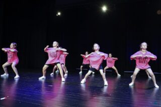 Magia Muzyki to spektakl taneczny, wokalny i instrumentalny przygotowany przez uczestników pracowni nauki gry na skrzypcach i pianinie, nauki śpiewu oraz tańca, prezentujący tegoroczne osiągnięcia uczestników wymienionych pracowni.