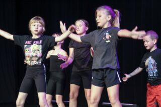 Magia Muzyki to spektakl taneczny, wokalny i instrumentalny przygotowany przez uczestników pracowni nauki gry na skrzypcach i pianinie, nauki śpiewu oraz tańca, prezentujący tegoroczne osiągnięcia uczestników wymienionych pracowni.