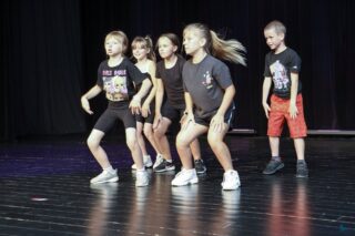 Magia Muzyki to spektakl taneczny, wokalny i instrumentalny przygotowany przez uczestników pracowni nauki gry na skrzypcach i pianinie, nauki śpiewu oraz tańca, prezentujący tegoroczne osiągnięcia uczestników wymienionych pracowni.