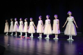 Magia Muzyki to spektakl taneczny, wokalny i instrumentalny przygotowany przez uczestników pracowni nauki gry na skrzypcach i pianinie, nauki śpiewu oraz tańca, prezentujący tegoroczne osiągnięcia uczestników wymienionych pracowni.