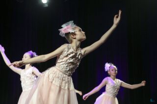 Magia Muzyki to spektakl taneczny, wokalny i instrumentalny przygotowany przez uczestników pracowni nauki gry na skrzypcach i pianinie, nauki śpiewu oraz tańca, prezentujący tegoroczne osiągnięcia uczestników wymienionych pracowni.