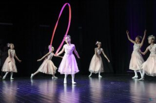 Magia Muzyki to spektakl taneczny, wokalny i instrumentalny przygotowany przez uczestników pracowni nauki gry na skrzypcach i pianinie, nauki śpiewu oraz tańca, prezentujący tegoroczne osiągnięcia uczestników wymienionych pracowni.