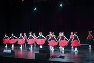 Magia Muzyki to spektakl taneczny, wokalny i instrumentalny przygotowany przez uczestników pracowni nauki gry na skrzypcach i pianinie, nauki śpiewu oraz tańca, prezentujący tegoroczne osiągnięcia uczestników wymienionych pracowni.