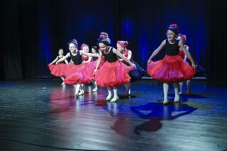 Magia Muzyki to spektakl taneczny, wokalny i instrumentalny przygotowany przez uczestników pracowni nauki gry na skrzypcach i pianinie, nauki śpiewu oraz tańca, prezentujący tegoroczne osiągnięcia uczestników wymienionych pracowni.