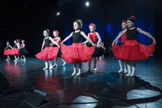 Magia Muzyki to spektakl taneczny, wokalny i instrumentalny przygotowany przez uczestników pracowni nauki gry na skrzypcach i pianinie, nauki śpiewu oraz tańca, prezentujący tegoroczne osiągnięcia uczestników wymienionych pracowni.