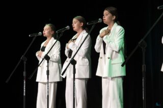 Magia Muzyki to spektakl taneczny, wokalny i instrumentalny przygotowany przez uczestników pracowni nauki gry na skrzypcach i pianinie, nauki śpiewu oraz tańca, prezentujący tegoroczne osiągnięcia uczestników wymienionych pracowni.