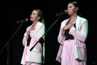 Magia Muzyki to spektakl taneczny, wokalny i instrumentalny przygotowany przez uczestników pracowni nauki gry na skrzypcach i pianinie, nauki śpiewu oraz tańca, prezentujący tegoroczne osiągnięcia uczestników wymienionych pracowni.