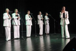 Magia Muzyki to spektakl taneczny, wokalny i instrumentalny przygotowany przez uczestników pracowni nauki gry na skrzypcach i pianinie, nauki śpiewu oraz tańca, prezentujący tegoroczne osiągnięcia uczestników wymienionych pracowni.