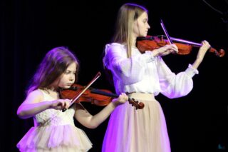 Magia Muzyki to spektakl taneczny, wokalny i instrumentalny przygotowany przez uczestników pracowni nauki gry na skrzypcach i pianinie, nauki śpiewu oraz tańca, prezentujący tegoroczne osiągnięcia uczestników wymienionych pracowni.