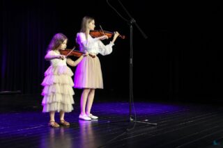 Magia Muzyki to spektakl taneczny, wokalny i instrumentalny przygotowany przez uczestników pracowni nauki gry na skrzypcach i pianinie, nauki śpiewu oraz tańca, prezentujący tegoroczne osiągnięcia uczestników wymienionych pracowni.