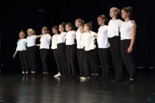 Magia Muzyki to spektakl taneczny, wokalny i instrumentalny przygotowany przez uczestników pracowni nauki gry na skrzypcach i pianinie, nauki śpiewu oraz tańca, prezentujący tegoroczne osiągnięcia uczestników wymienionych pracowni.