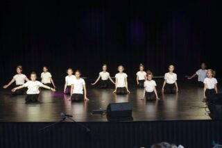 Magia Muzyki to spektakl taneczny, wokalny i instrumentalny przygotowany przez uczestników pracowni nauki gry na skrzypcach i pianinie, nauki śpiewu oraz tańca, prezentujący tegoroczne osiągnięcia uczestników wymienionych pracowni.