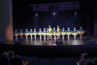 Magia Muzyki to spektakl taneczny, wokalny i instrumentalny przygotowany przez uczestników pracowni nauki gry na skrzypcach i pianinie, nauki śpiewu oraz tańca, prezentujący tegoroczne osiągnięcia uczestników wymienionych pracowni.