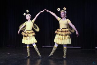 Magia Muzyki to spektakl taneczny, wokalny i instrumentalny przygotowany przez uczestników pracowni nauki gry na skrzypcach i pianinie, nauki śpiewu oraz tańca, prezentujący tegoroczne osiągnięcia uczestników wymienionych pracowni.