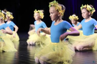 Magia Muzyki to spektakl taneczny, wokalny i instrumentalny przygotowany przez uczestników pracowni nauki gry na skrzypcach i pianinie, nauki śpiewu oraz tańca, prezentujący tegoroczne osiągnięcia uczestników wymienionych pracowni.