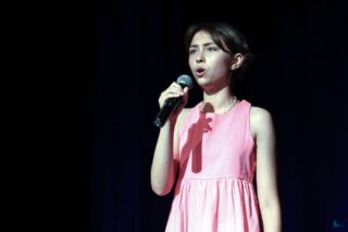 Magia Muzyki to spektakl taneczny, wokalny i instrumentalny przygotowany przez uczestników pracowni nauki gry na skrzypcach i pianinie, nauki śpiewu oraz tańca, prezentujący tegoroczne osiągnięcia uczestników wymienionych pracowni.