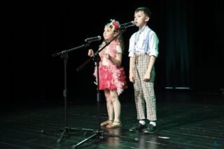 Magia Muzyki to spektakl taneczny, wokalny i instrumentalny przygotowany przez uczestników pracowni nauki gry na skrzypcach i pianinie, nauki śpiewu oraz tańca, prezentujący tegoroczne osiągnięcia uczestników wymienionych pracowni.