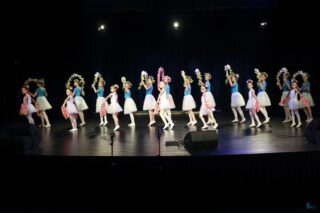 Magia Muzyki to spektakl taneczny, wokalny i instrumentalny przygotowany przez uczestników pracowni nauki gry na skrzypcach i pianinie, nauki śpiewu oraz tańca, prezentujący tegoroczne osiągnięcia uczestników wymienionych pracowni.