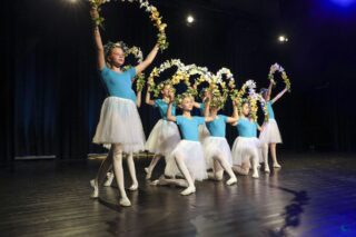 Magia Muzyki to spektakl taneczny, wokalny i instrumentalny przygotowany przez uczestników pracowni nauki gry na skrzypcach i pianinie, nauki śpiewu oraz tańca, prezentujący tegoroczne osiągnięcia uczestników wymienionych pracowni.