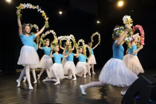 Magia Muzyki to spektakl taneczny, wokalny i instrumentalny przygotowany przez uczestników pracowni nauki gry na skrzypcach i pianinie, nauki śpiewu oraz tańca, prezentujący tegoroczne osiągnięcia uczestników wymienionych pracowni.