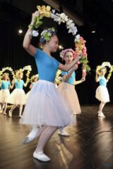 Magia Muzyki to spektakl taneczny, wokalny i instrumentalny przygotowany przez uczestników pracowni nauki gry na skrzypcach i pianinie, nauki śpiewu oraz tańca, prezentujący tegoroczne osiągnięcia uczestników wymienionych pracowni.