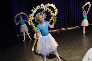 Magia Muzyki to spektakl taneczny, wokalny i instrumentalny przygotowany przez uczestników pracowni nauki gry na skrzypcach i pianinie, nauki śpiewu oraz tańca, prezentujący tegoroczne osiągnięcia uczestników wymienionych pracowni.