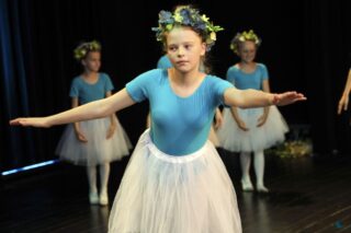 Magia Muzyki to spektakl taneczny, wokalny i instrumentalny przygotowany przez uczestników pracowni nauki gry na skrzypcach i pianinie, nauki śpiewu oraz tańca, prezentujący tegoroczne osiągnięcia uczestników wymienionych pracowni.