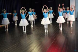 Magia Muzyki to spektakl taneczny, wokalny i instrumentalny przygotowany przez uczestników pracowni nauki gry na skrzypcach i pianinie, nauki śpiewu oraz tańca, prezentujący tegoroczne osiągnięcia uczestników wymienionych pracowni.