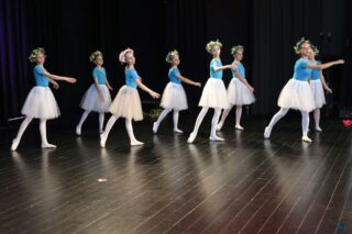 Magia Muzyki to spektakl taneczny, wokalny i instrumentalny przygotowany przez uczestników pracowni nauki gry na skrzypcach i pianinie, nauki śpiewu oraz tańca, prezentujący tegoroczne osiągnięcia uczestników wymienionych pracowni.