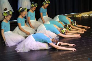 Magia Muzyki to spektakl taneczny, wokalny i instrumentalny przygotowany przez uczestników pracowni nauki gry na skrzypcach i pianinie, nauki śpiewu oraz tańca, prezentujący tegoroczne osiągnięcia uczestników wymienionych pracowni.