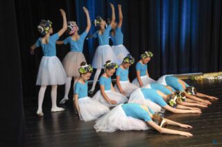 Magia Muzyki to spektakl taneczny, wokalny i instrumentalny przygotowany przez uczestników pracowni nauki gry na skrzypcach i pianinie, nauki śpiewu oraz tańca, prezentujący tegoroczne osiągnięcia uczestników wymienionych pracowni.