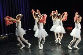 Magia Muzyki to spektakl taneczny, wokalny i instrumentalny przygotowany przez uczestników pracowni nauki gry na skrzypcach i pianinie, nauki śpiewu oraz tańca, prezentujący tegoroczne osiągnięcia uczestników wymienionych pracowni.