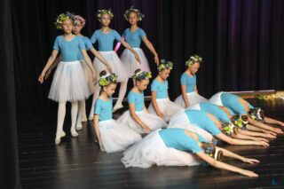 Magia Muzyki to spektakl taneczny, wokalny i instrumentalny przygotowany przez uczestników pracowni nauki gry na skrzypcach i pianinie, nauki śpiewu oraz tańca, prezentujący tegoroczne osiągnięcia uczestników wymienionych pracowni.