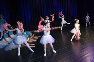 Magia Muzyki to spektakl taneczny, wokalny i instrumentalny przygotowany przez uczestników pracowni nauki gry na skrzypcach i pianinie, nauki śpiewu oraz tańca, prezentujący tegoroczne osiągnięcia uczestników wymienionych pracowni.