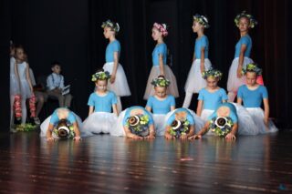 Magia Muzyki to spektakl taneczny, wokalny i instrumentalny przygotowany przez uczestników pracowni nauki gry na skrzypcach i pianinie, nauki śpiewu oraz tańca, prezentujący tegoroczne osiągnięcia uczestników wymienionych pracowni.