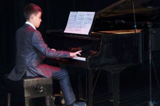 Magia Muzyki to spektakl taneczny, wokalny i instrumentalny przygotowany przez uczestników pracowni nauki gry na skrzypcach i pianinie, nauki śpiewu oraz tańca, prezentujący tegoroczne osiągnięcia uczestników wymienionych pracowni.