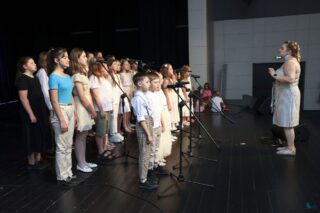 Magia Muzyki to spektakl taneczny, wokalny i instrumentalny przygotowany przez uczestników pracowni nauki gry na skrzypcach i pianinie, nauki śpiewu oraz tańca, prezentujący tegoroczne osiągnięcia uczestników wymienionych pracowni.